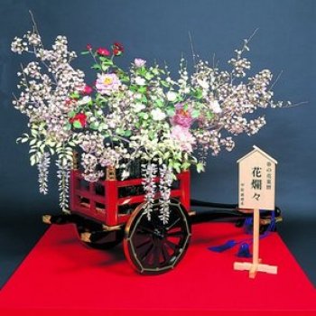 「お菓子の美術館」は上生菓子の素材を使って日本の四季の花々を再現した、工芸菓子を集めた美術館。