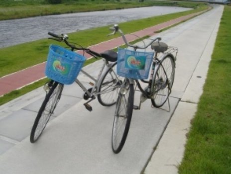 貸し出し用の自転車です、青いカゴが目印です。放置自転車出身なので色々な自転車がありますが、メンテナンス済みですので使用に支障はありません。