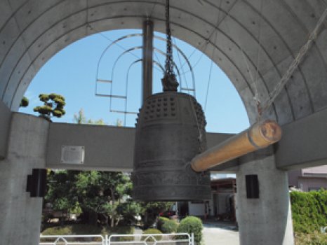 <b><center>恵の鐘</center></b><br>
長島愛生園（岡山県）には患者に時刻を知らせるための「恵の鐘」が高台に設置されていた。この鐘は愛生園の恩賜記念館で展示されていた三代目の鐘を原寸で復元したものである。