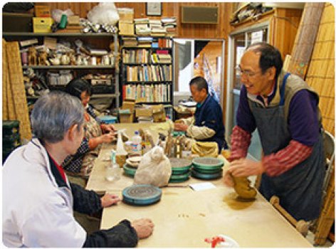 陶芸教室の様子。陶芸の楽しさと菱沼先生のお人柄に魅かれて10年以上続けている方も