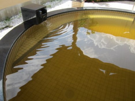 硫黄泉だけあり茶褐色の温泉です