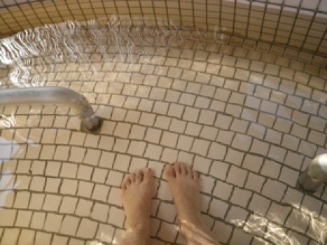 足湯の床は山型になっていて、足を置きやすい