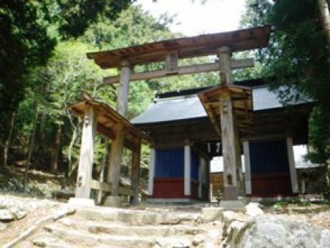檜峰神社です。昭和１０年にコノハズクが「ブッポウソウ」と鳴くのが確認された場所です。